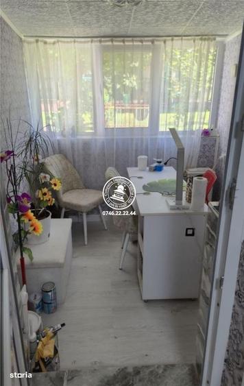 Apartament cu 3 camere semidecomandat în Podu Roș