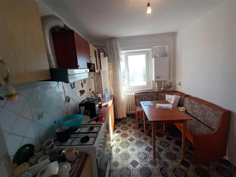 Apartament cu 3 camere decomandat în Viziru 3