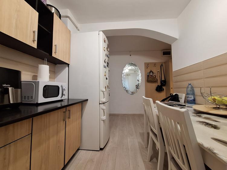 Apartament cu 3 camere semidecomandat, mobilat în Lipovei