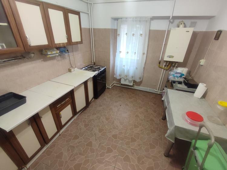 Apartament cu 3 camere decomandat, mobilat în Nicolina