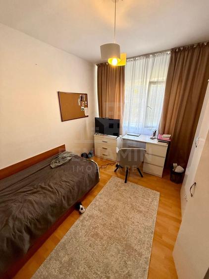 Apartament cu 3 camere decomandat în Craiovița Nouă