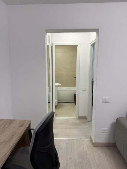 Apartament cu 2 camere semidecomandat, mobilat în Tei