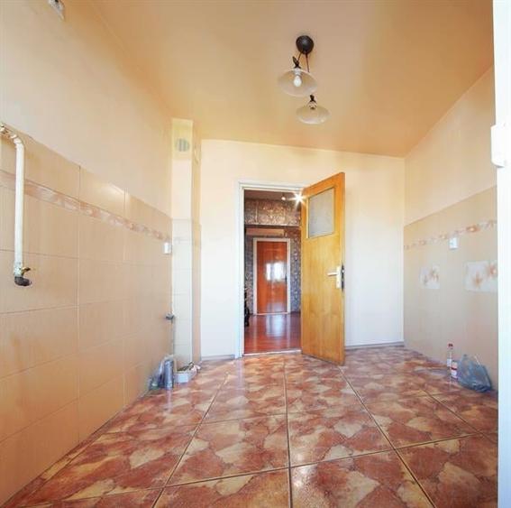 Apartament cu 3 camere decomandat în Calea București