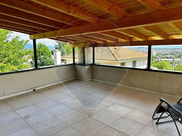 Apartament cu 3 camere decomandat în Valea Roșie