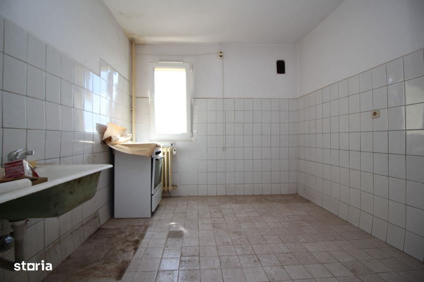 Apartament cu 3 camere semidecomandat în Titan