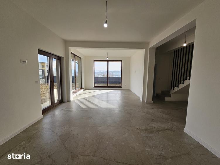 Casă cu 4 camere cu Teren 390 Mp în Podu Roș