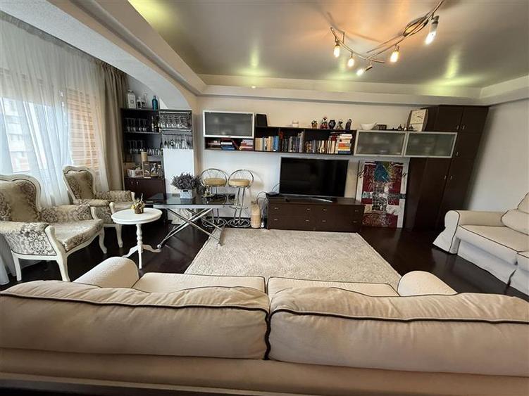Apartament cu 4 camere decomandat, mobilat în Alexandru cel Bun