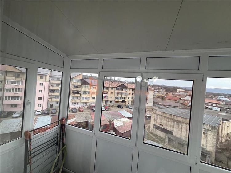Apartament cu 2 camere semidecomandat, mobilat în Berca