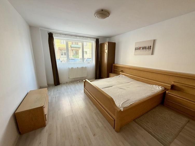 Apartament cu 3 camere semidecomandat în Central