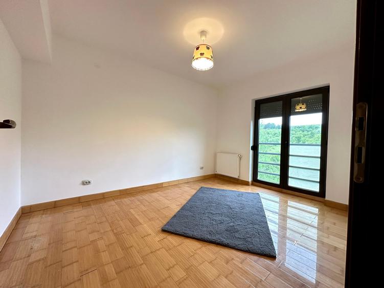 Apartament cu 3 camere decomandat în Bucium