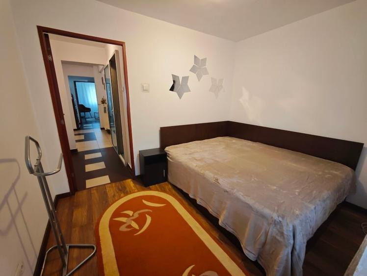 Apartament cu 3 camere decomandat, mobilat în P-ța Victoriei