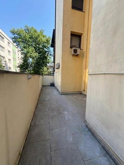 Apartament cu 3 camere semidecomandat în Dorobanți