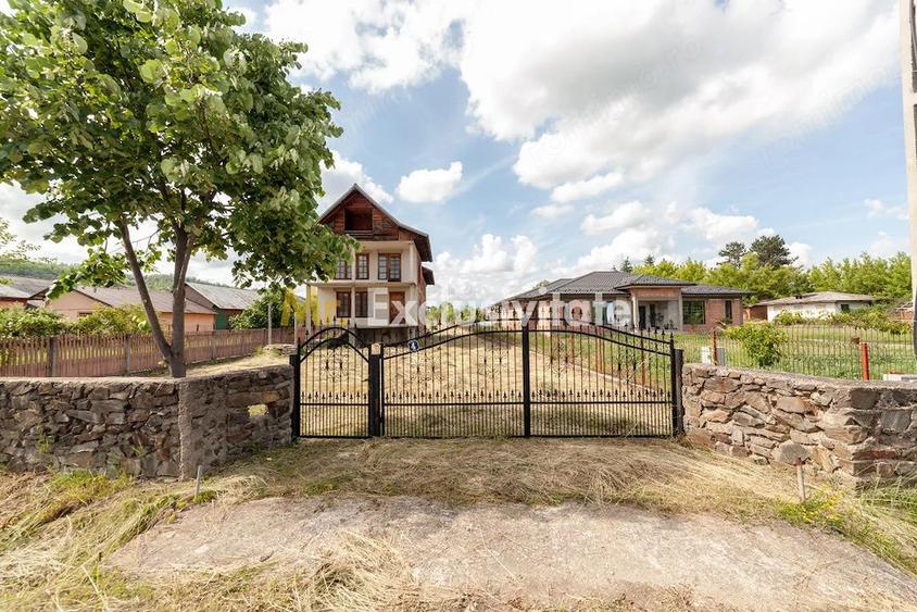 Casă cu 5 camere cu Teren 1093 Mp în Domnești