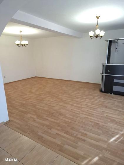 Casă cu 5 camere cu Teren 200 Mp în Central