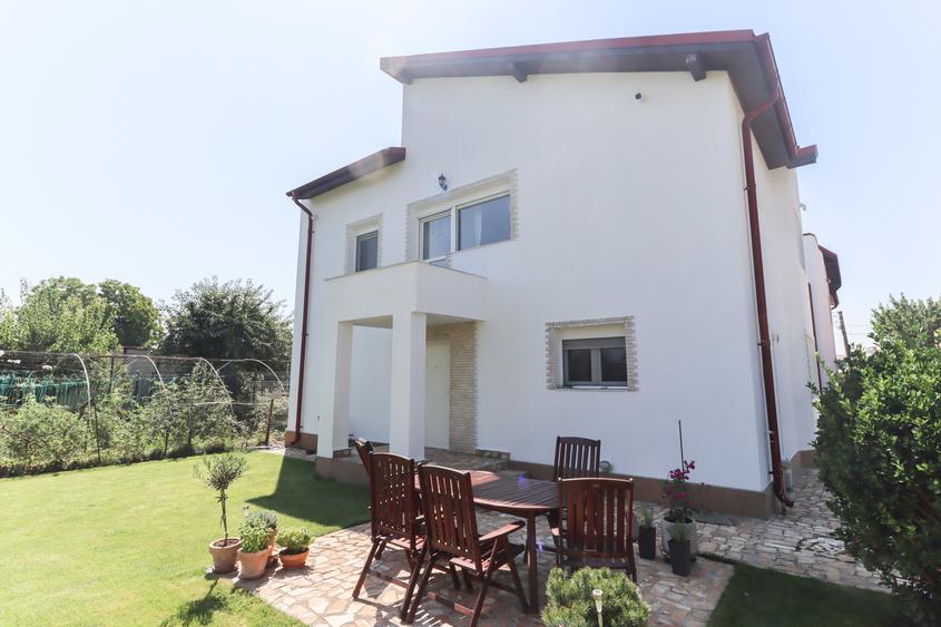 Duplex cu 4 camere cu Canalizare în 1 Decembrie