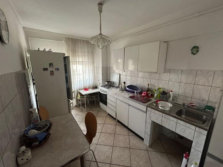 Apartament cu 3 camere decomandat în Central