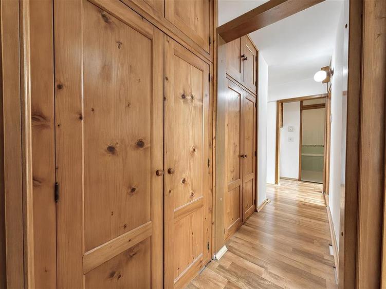 Apartament cu 4 camere decomandat în Tractorul