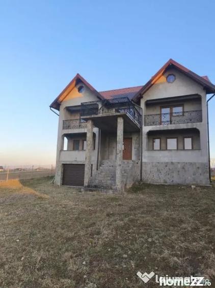 Casă cu 7 camere cu Teren 2500 Mp în Marginea