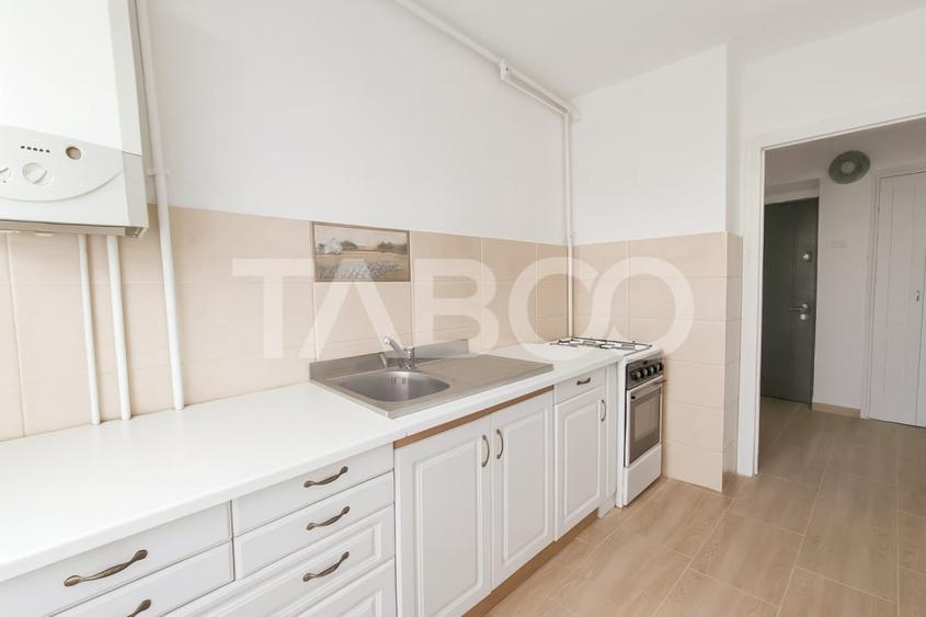 Apartament cu 3 camere semidecomandat, mobilat în Central