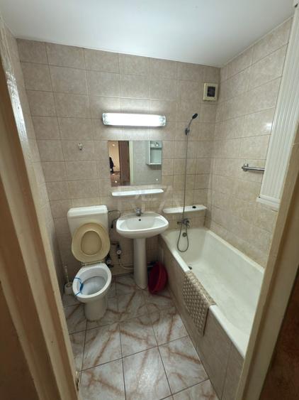 Apartament cu 4 camere decomandat în Berceni
