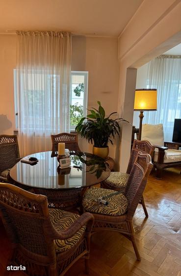 Apartament cu 4 camere decomandat în Pajura