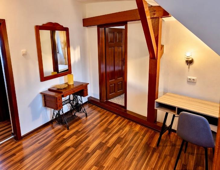 Apartament cu 5 camere semidecomandat, mobilat în Universitate