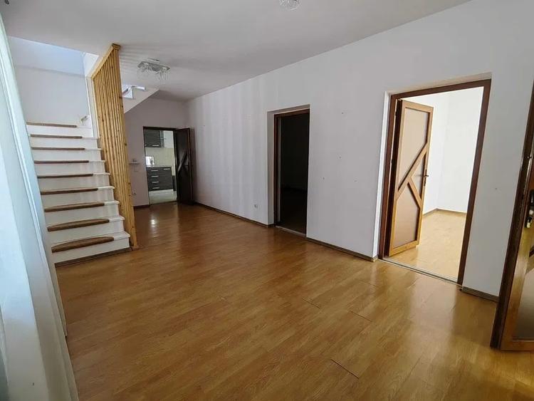 Duplex cu 5 camere cu Canalizare în Banca Națională