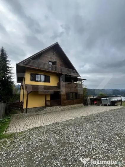 Casă cu 12 camere cu Teren 530 Mp în Colibița