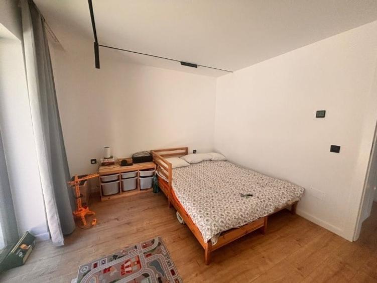 Casă individuală cu 8 camere cu Canalizare în Florești
