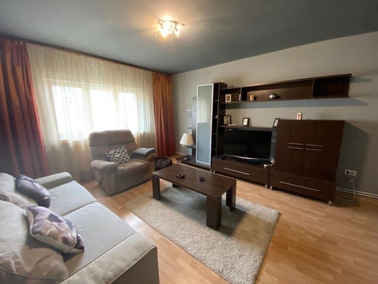 Apartament cu 3 camere decomandat, mobilat în Decebal