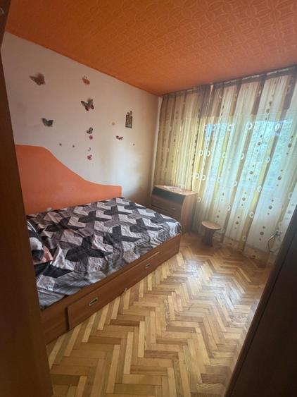 Apartament cu 3 camere semidecomandat, mobilat în Craiovița Nouă