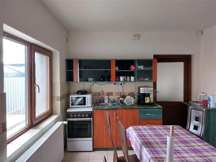 Casă individuală cu 8 camere cu Canalizare în Gai