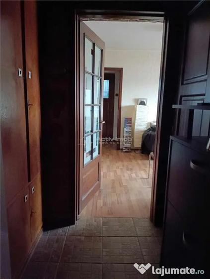 Apartament cu 3 camere semidecomandat, mobilat în Progresul