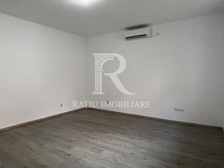 Birou, de 45 mp, în Central