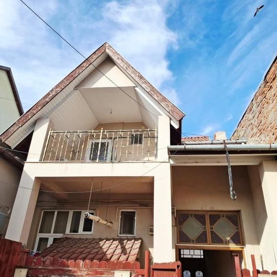 Casă individuală cu 5 camere cu Canalizare în Central