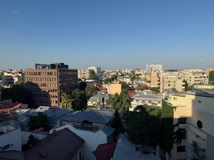 Apartament cu 4 camere semidecomandat, mobilat în Universitate