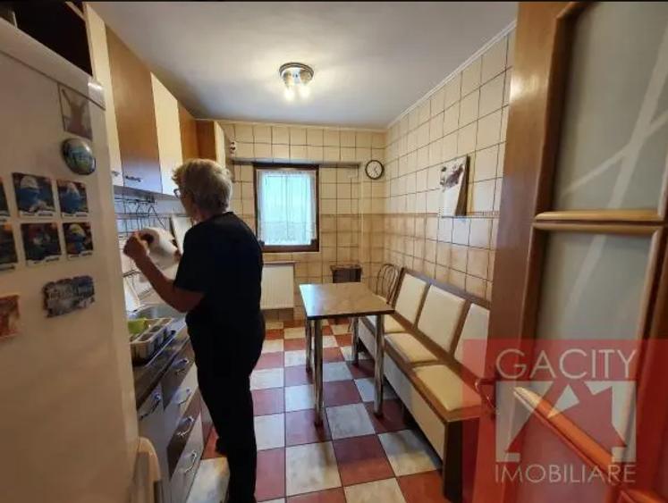 Apartament cu 3 camere decomandat în Lacul Tei