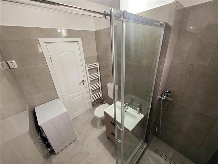 Apartament cu 4 camere decomandat în Central