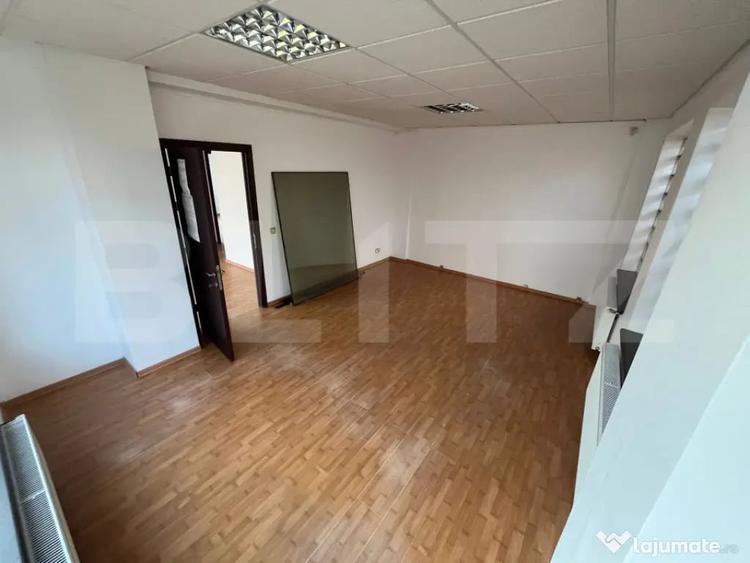 Spațiu comercial, de 586 mp, în Micro 11