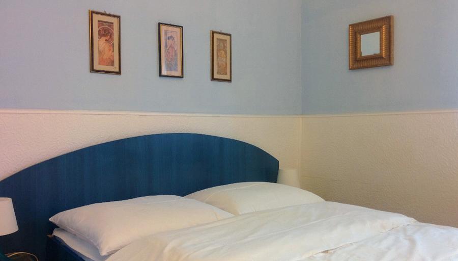 Casă cu 7 camere cu Teren 3000 Mp în Zam