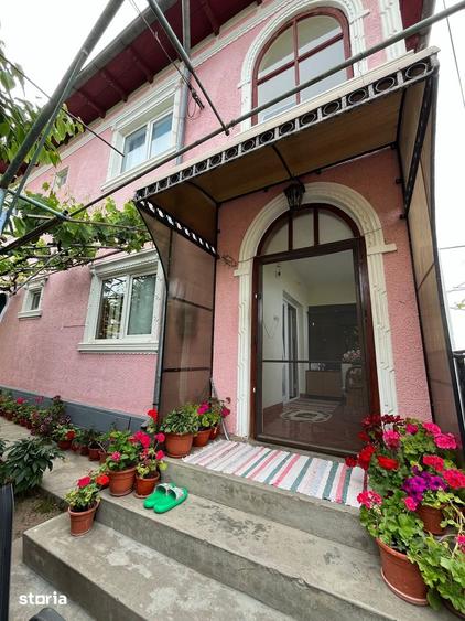 Casă cu 5 camere cu Teren 400 Mp în Central