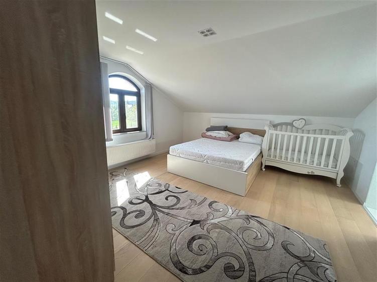 Casă individuală cu 5 camere cu Teren 100 Mp în Pătrăuți