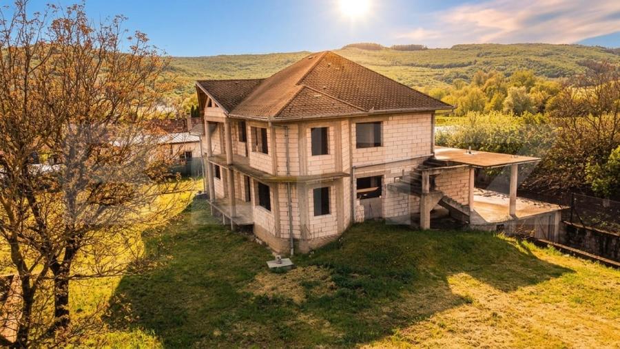 Casă individuală cu 9 camere cu Canalizare în Livada (Iclod)