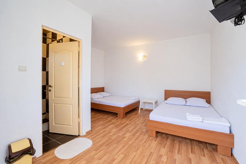 Casă individuală cu 11 camere cu Canalizare în Central