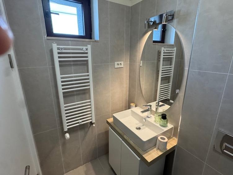 Apartament cu 3 camere, mobilat în Central