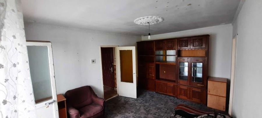Apartament cu 3 camere semidecomandat în Vest