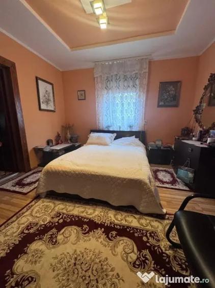 Casă cu 8 camere cu Teren 700 Mp în Rădăuți