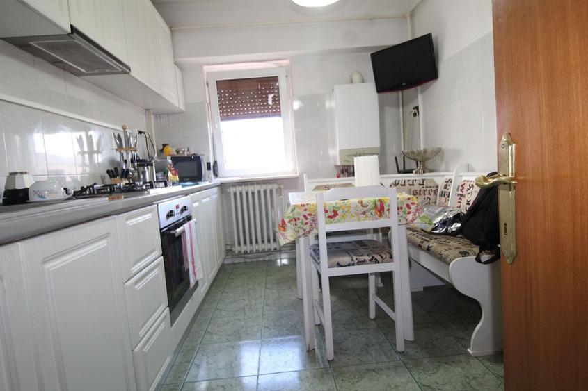 Inchiriere apartament 3 camere, decomandat, etaj 3, strada 23 August - 6