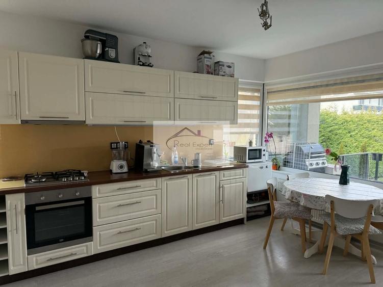 Apartament cu 3 camere decomandat în Europa