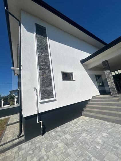 Casă individuală cu 8 camere cu Canalizare în Crevedia